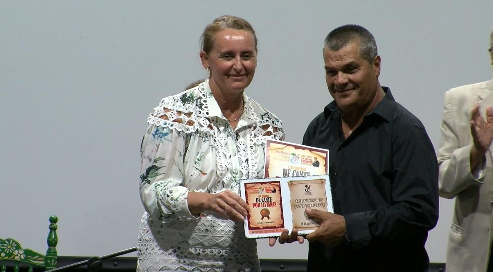 La alcaldesa de Puerto Real, Aurora Salvador, entregó el premio a Manuel Campos