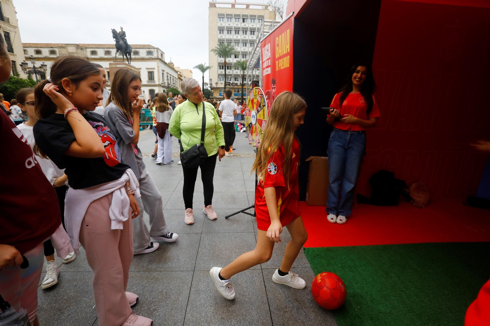 Los colegios de Córdoba disfrutan de la Fan Zone de la selección española, en imágenes