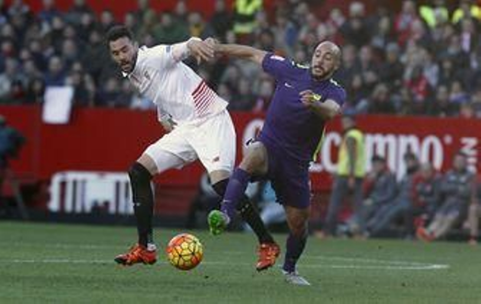 Nordin Amrabat pelea con Iborra por la posesión del balón.