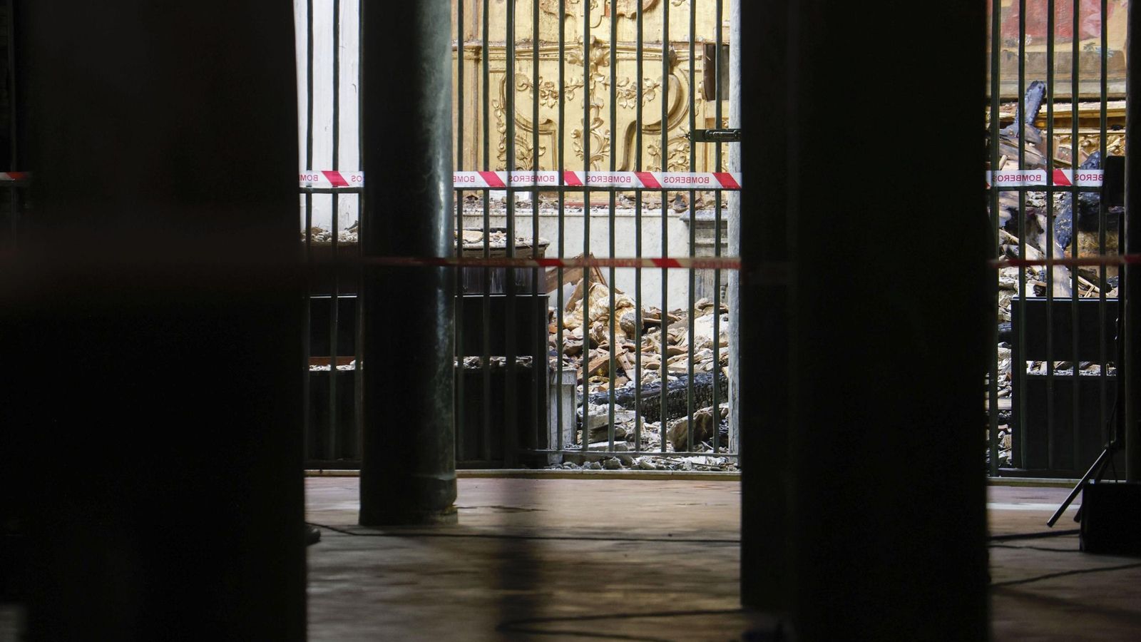Escombros en una de las capillas afectadas por el incendio en la Mezquita-Catedral de Córdoba.