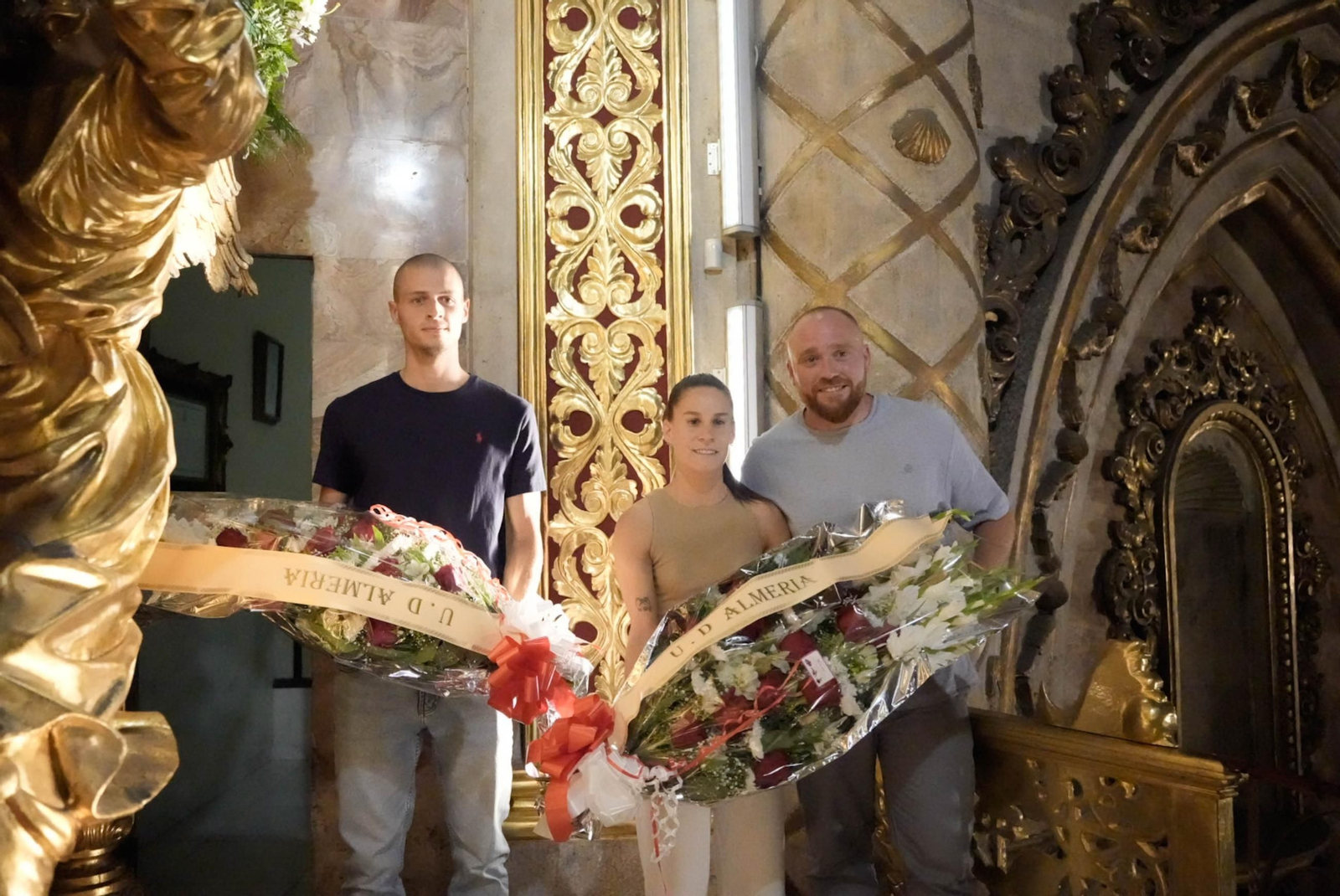 Las imágenes de la ofrenda floral de la UD Almería a la patrona de Almería, la Virgen del Mar
