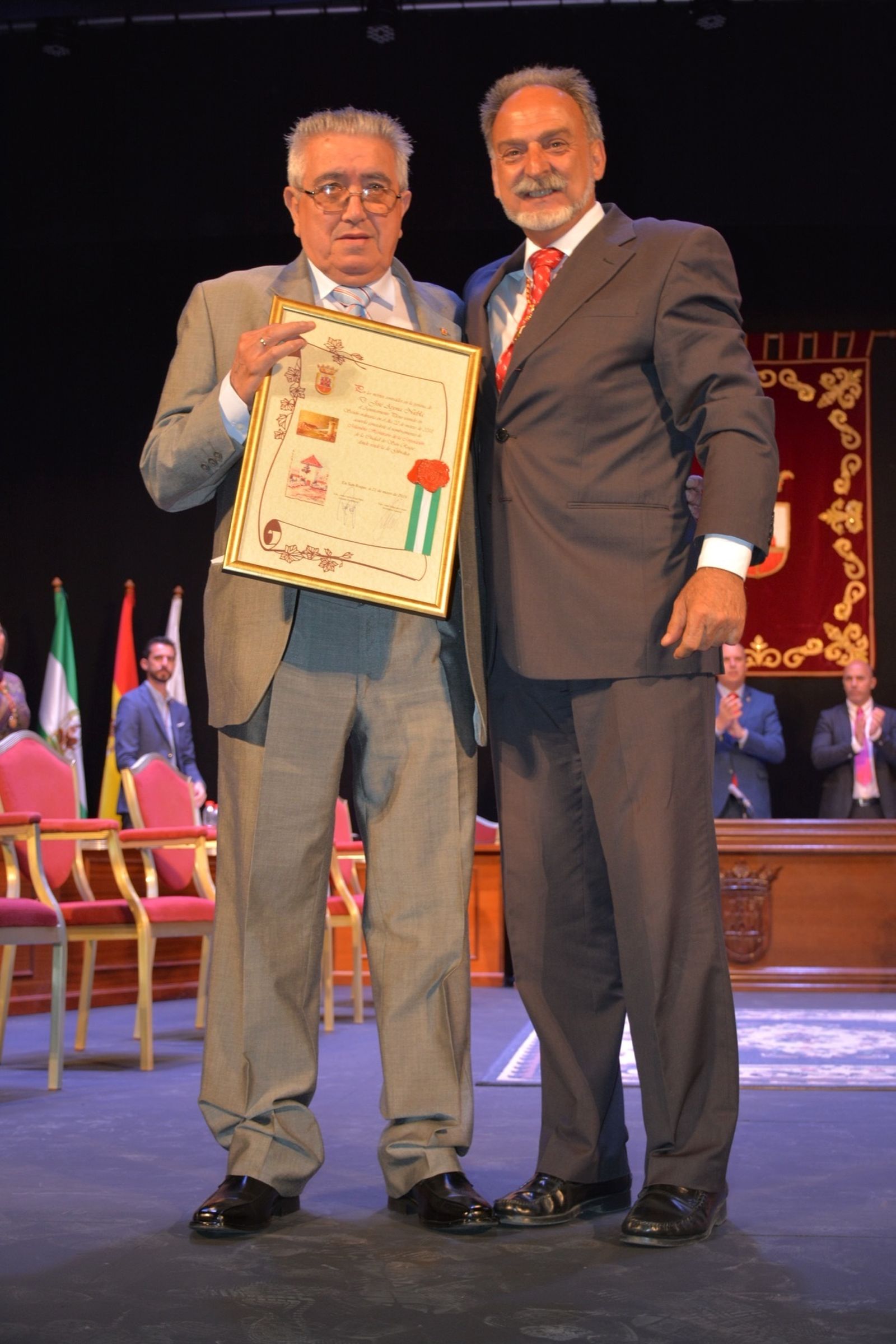 José Arjona (i) durante la entrega de su reconocimiento en 2018.
