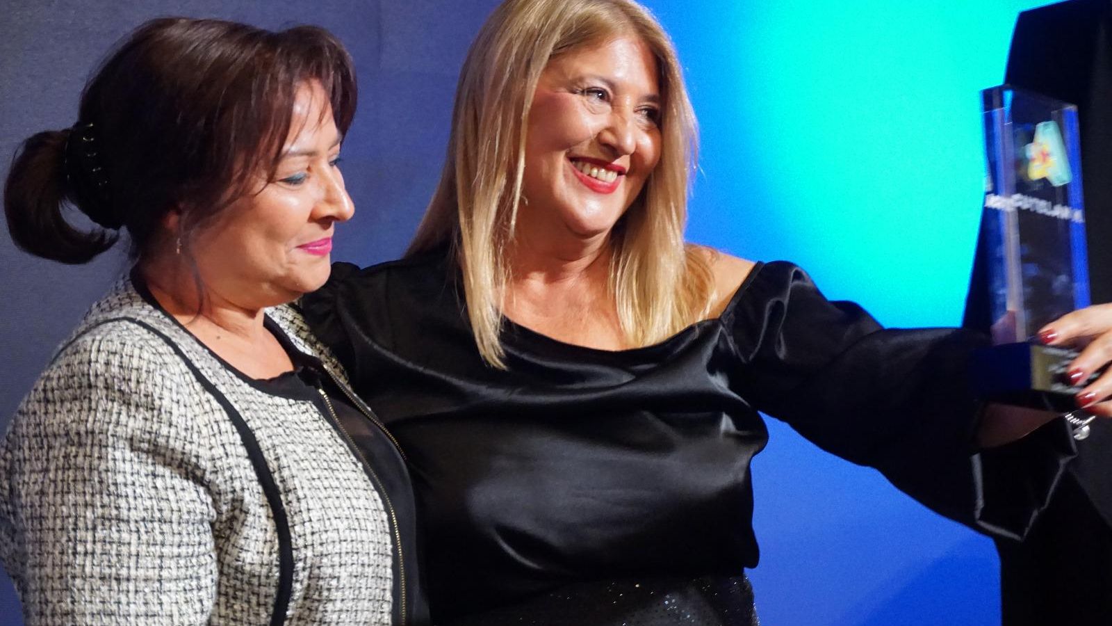 Cati Rosendo recibió el Premio de la mano de Nuria López, vicepresidenta segunda de ACUTELAN