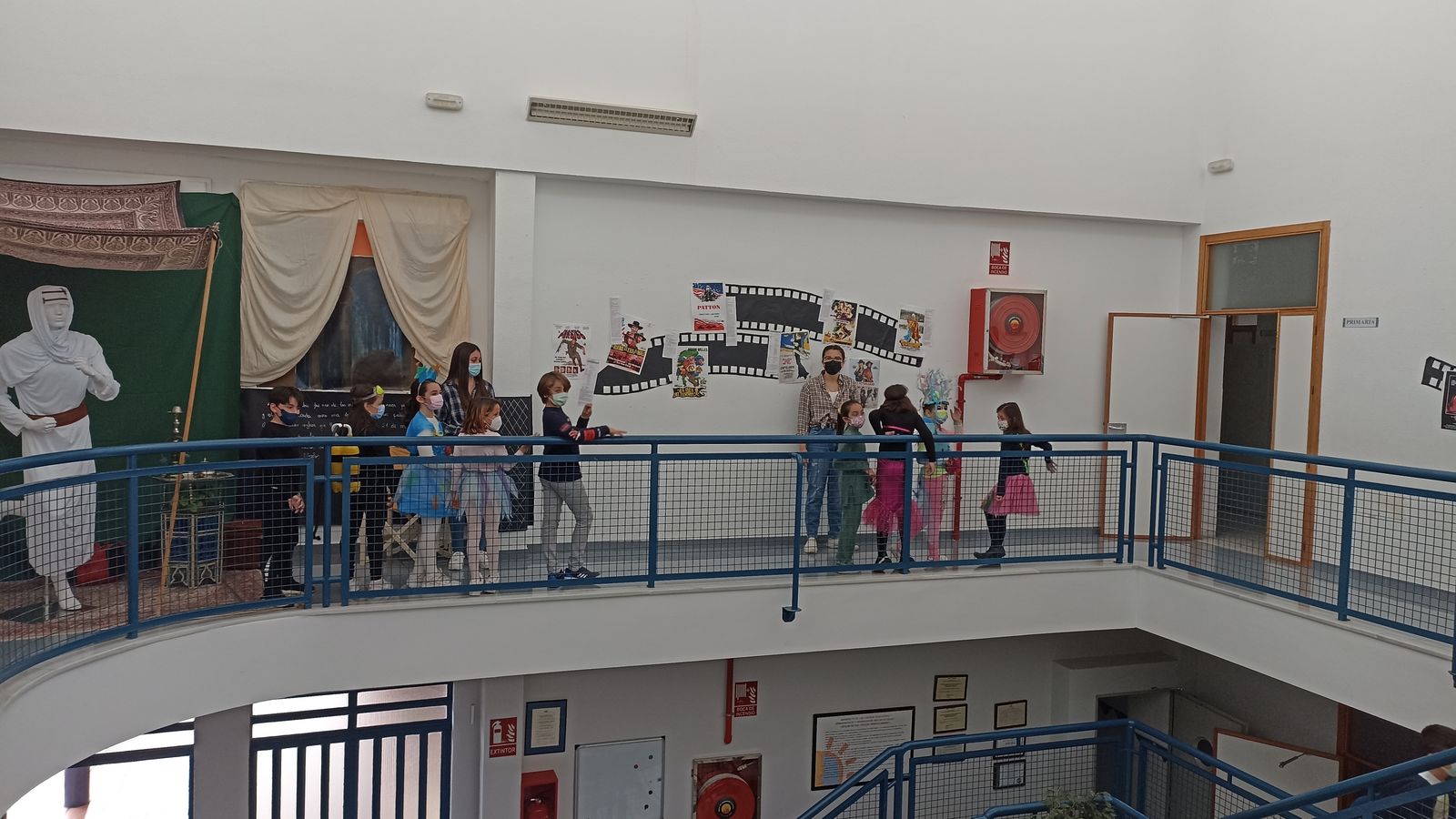 Alumnado de Primaria recorre la muestra sobre cine rodado en Almería en el Colegio Portocarrero.