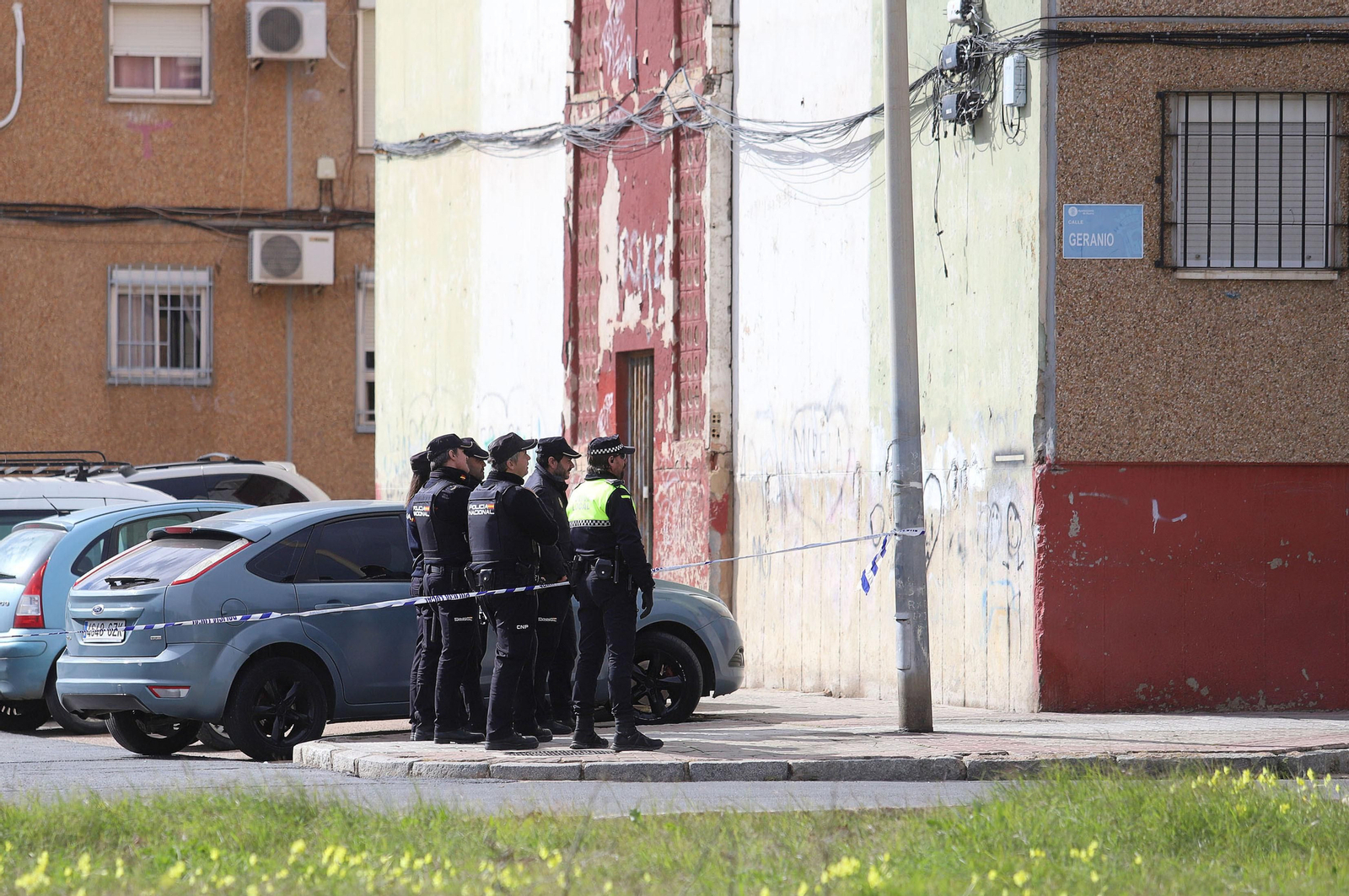 Imágenes del atrincherado que amenazaba con hacer estallar una bombona en el Torrejón, Huelva