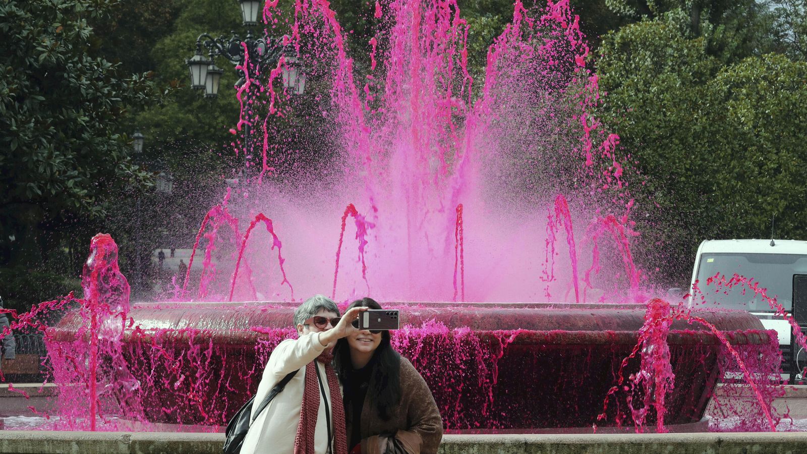 La fuente de  la Escandalera de  Oviedo se ha teñido este miércoles de  rosa para conmemorar el Día Mundial Contra el Cáncer  de  Mama