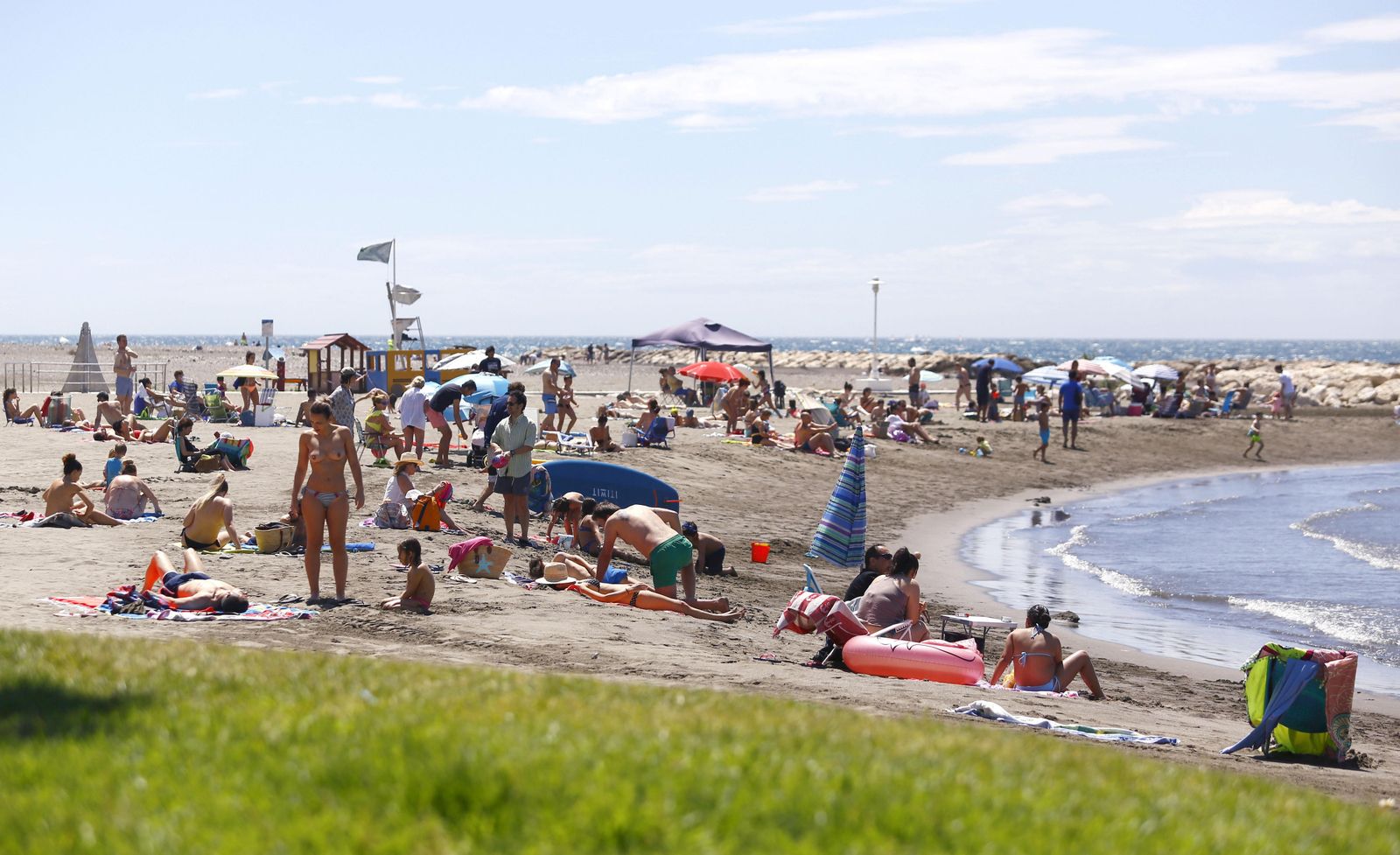 Primer domingo sin restricciones en la playa de Pedregalejo