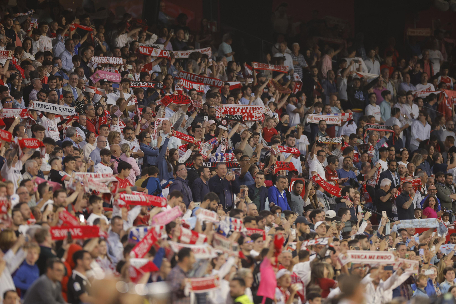 Búscate en las fotos del Sevilla-Celta