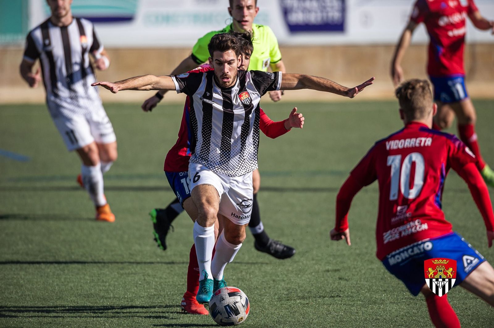 El centrocampista del Haro Borja García avanza perseguido por un futbolista del Tarazona