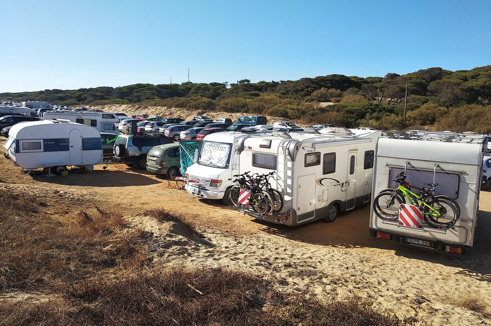 Hilera de caravanas y autocaravanas aparcadas a los pies del litoral onubense. Hilera de caravanas y autocaravanas aparcadas a los pies del litoral onubense.