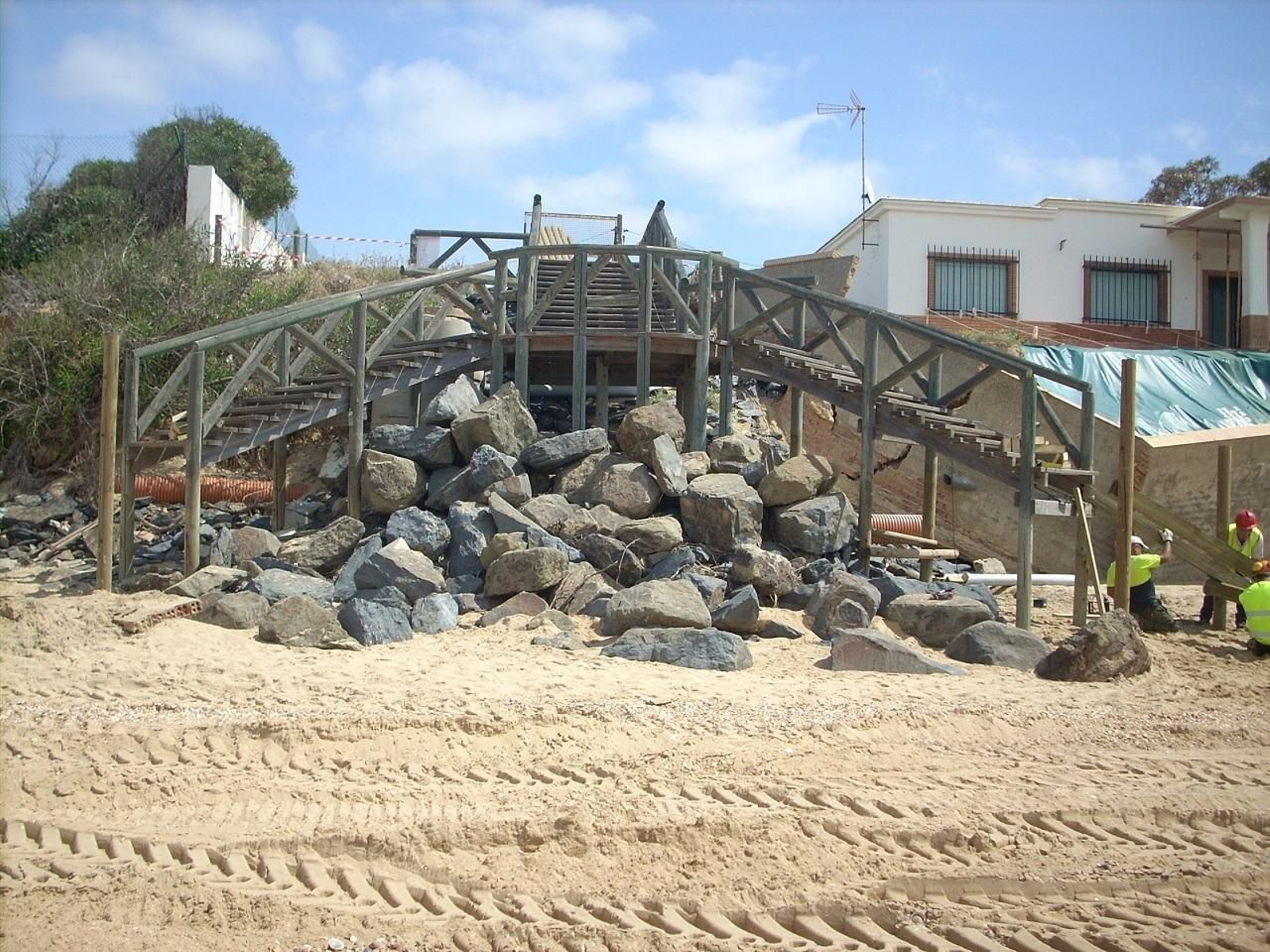 Una pasarela que no conduce a ninguna playa en Mazagón.