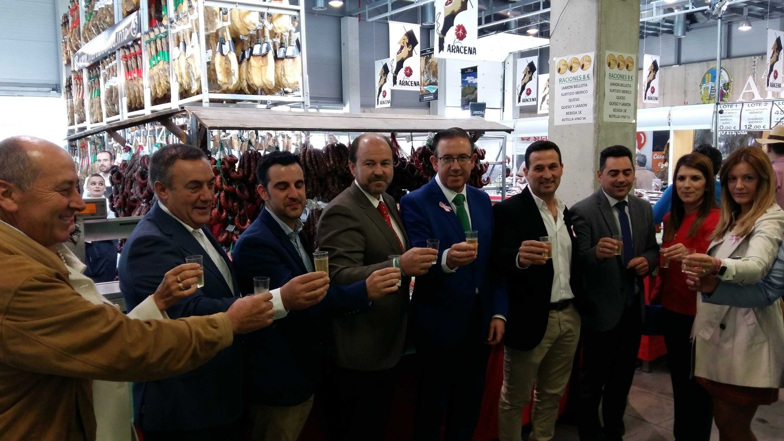 Brindis con vino del Condado en la inauguración de la feria del jamón de Aracena.
