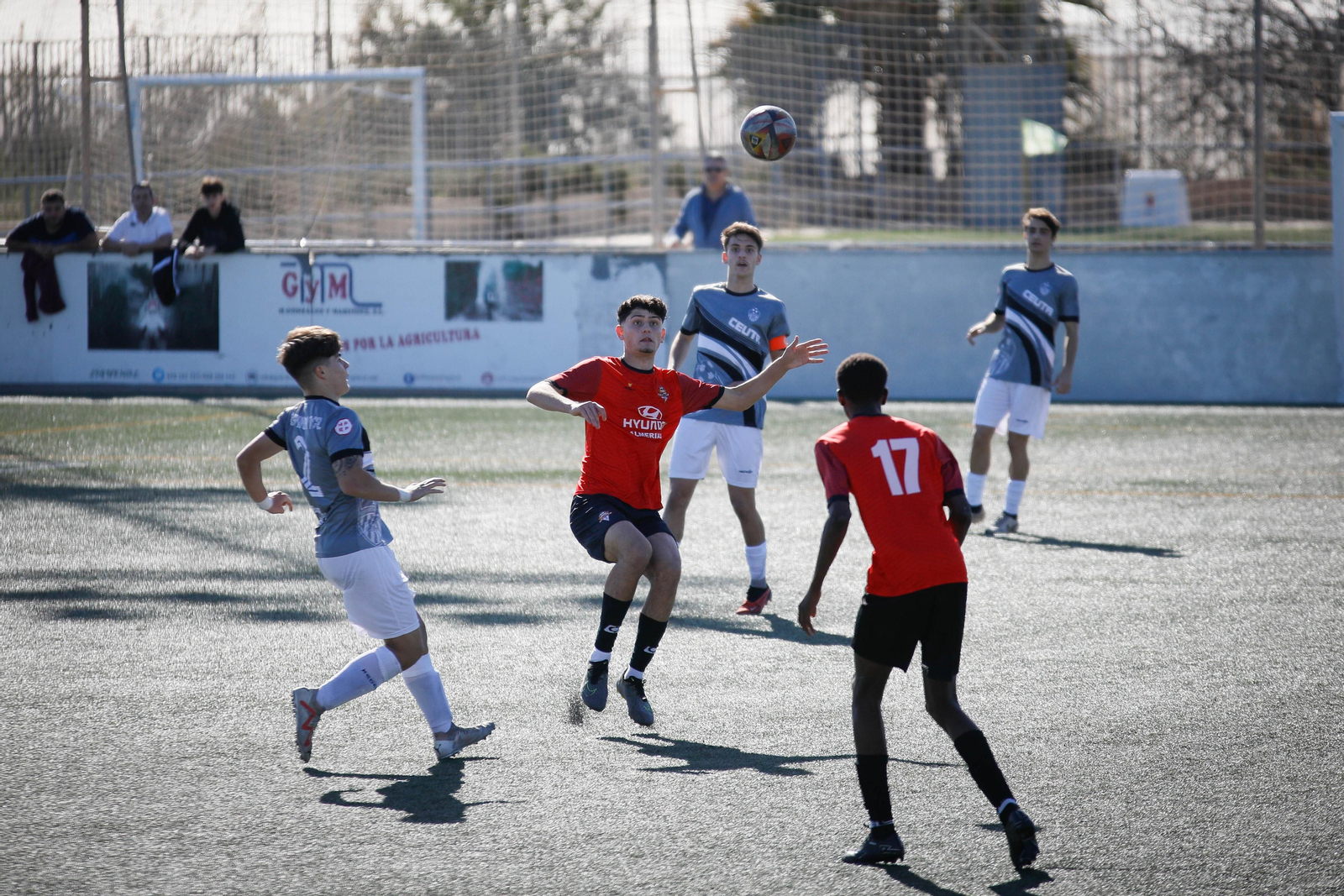 El almeriense Juanjo López recibe el balón durante un encuentro de este curso del conjunto cañaero.