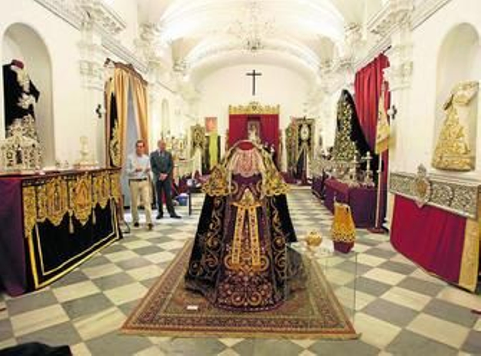 Una muestra representativa de todo lo que necesita un cofrade