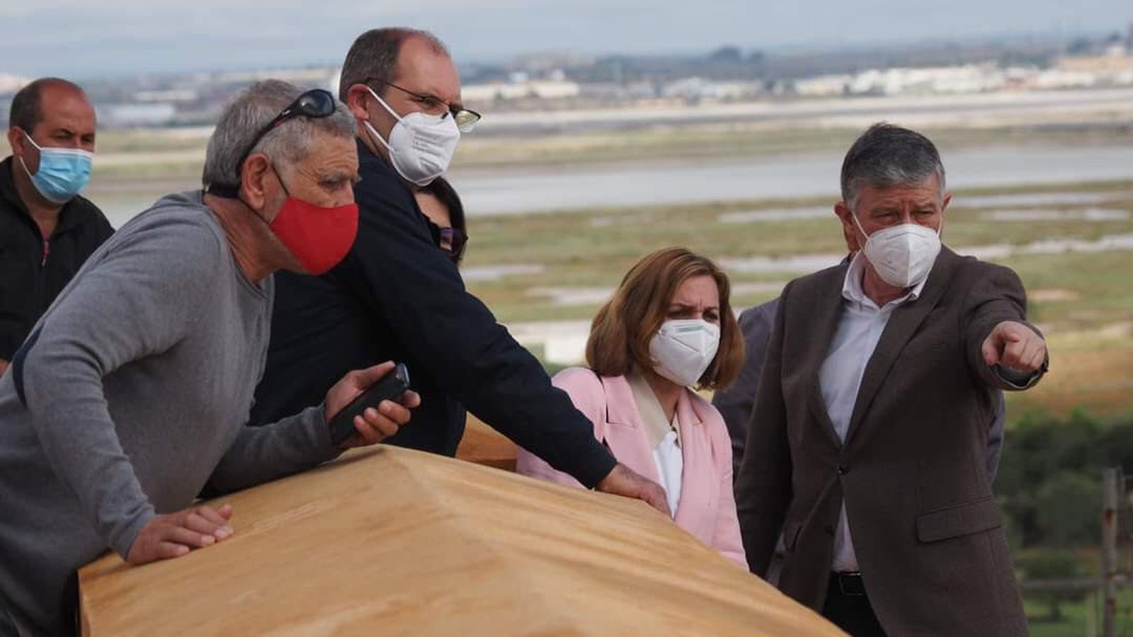 El alcalde, acompañado por ediles de la corporación municipal