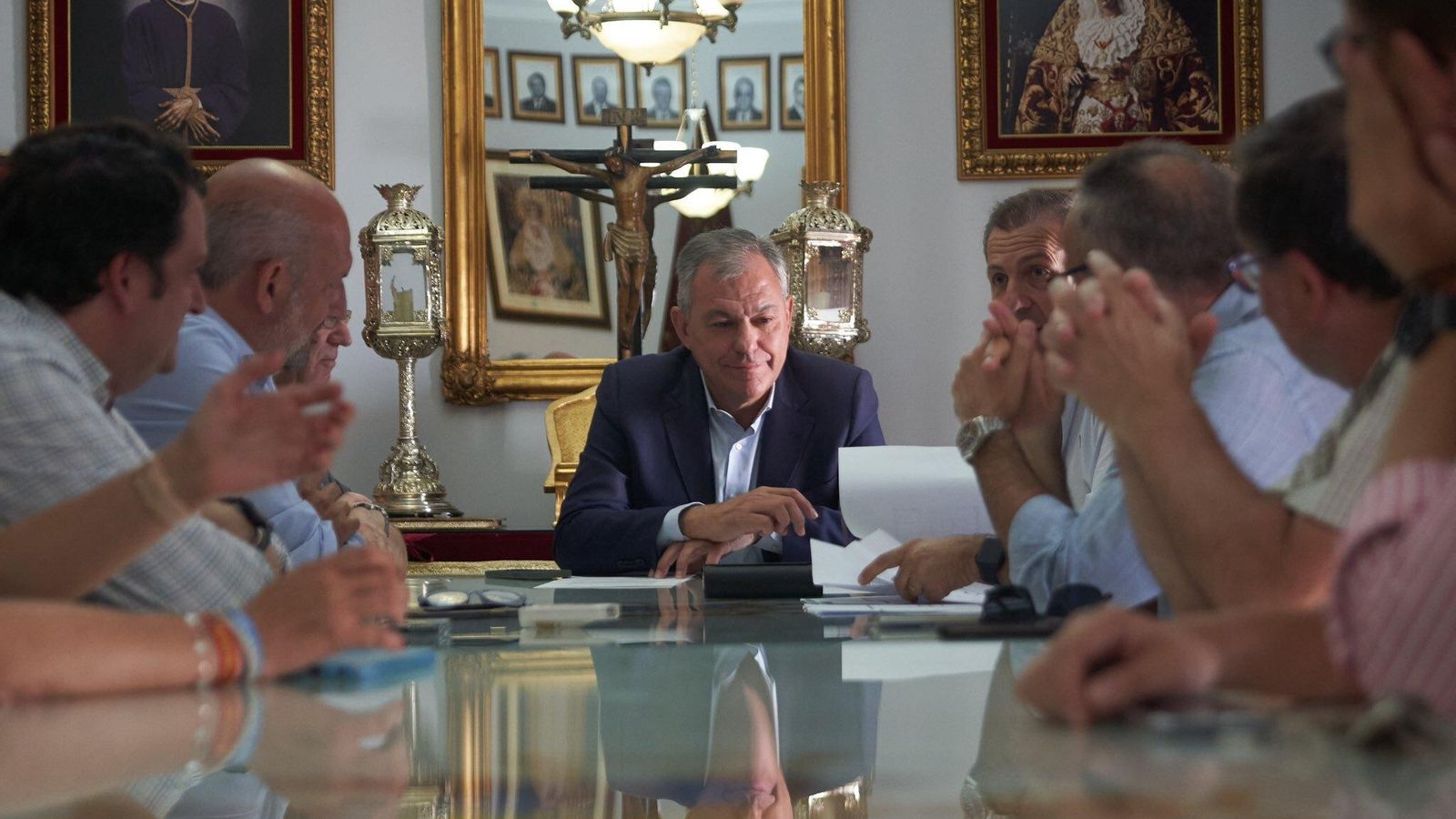 José Luis Sanz y miembros de la junta de gobierno reunidos en las dependencias de la hermandad