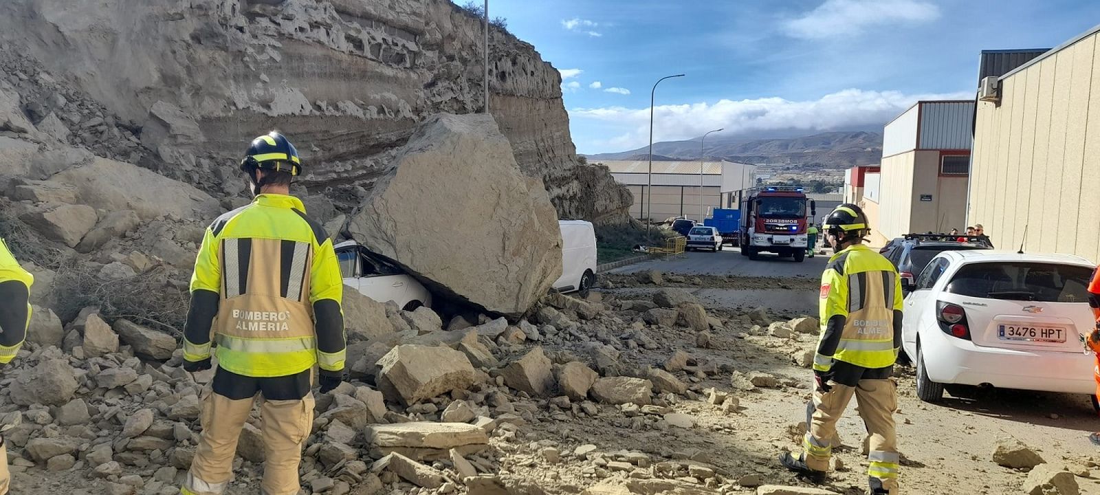 Las imágenes del derrumbe de un cerro en el polígono La Juaida