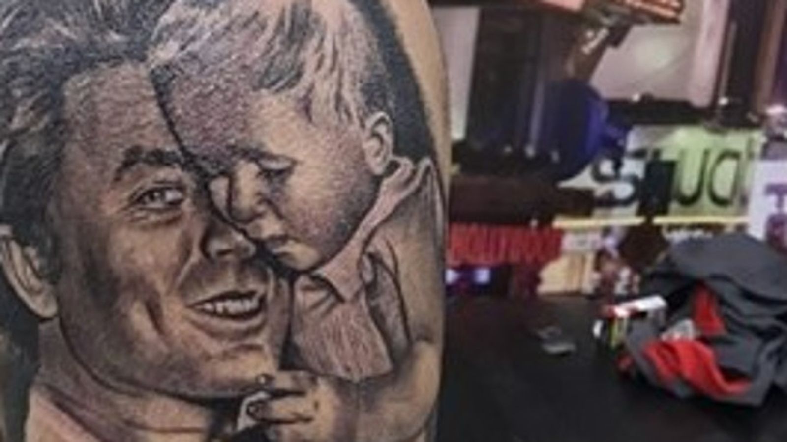 Kiko Rivera  se tatúa una foto de su padre en la pantorrilla