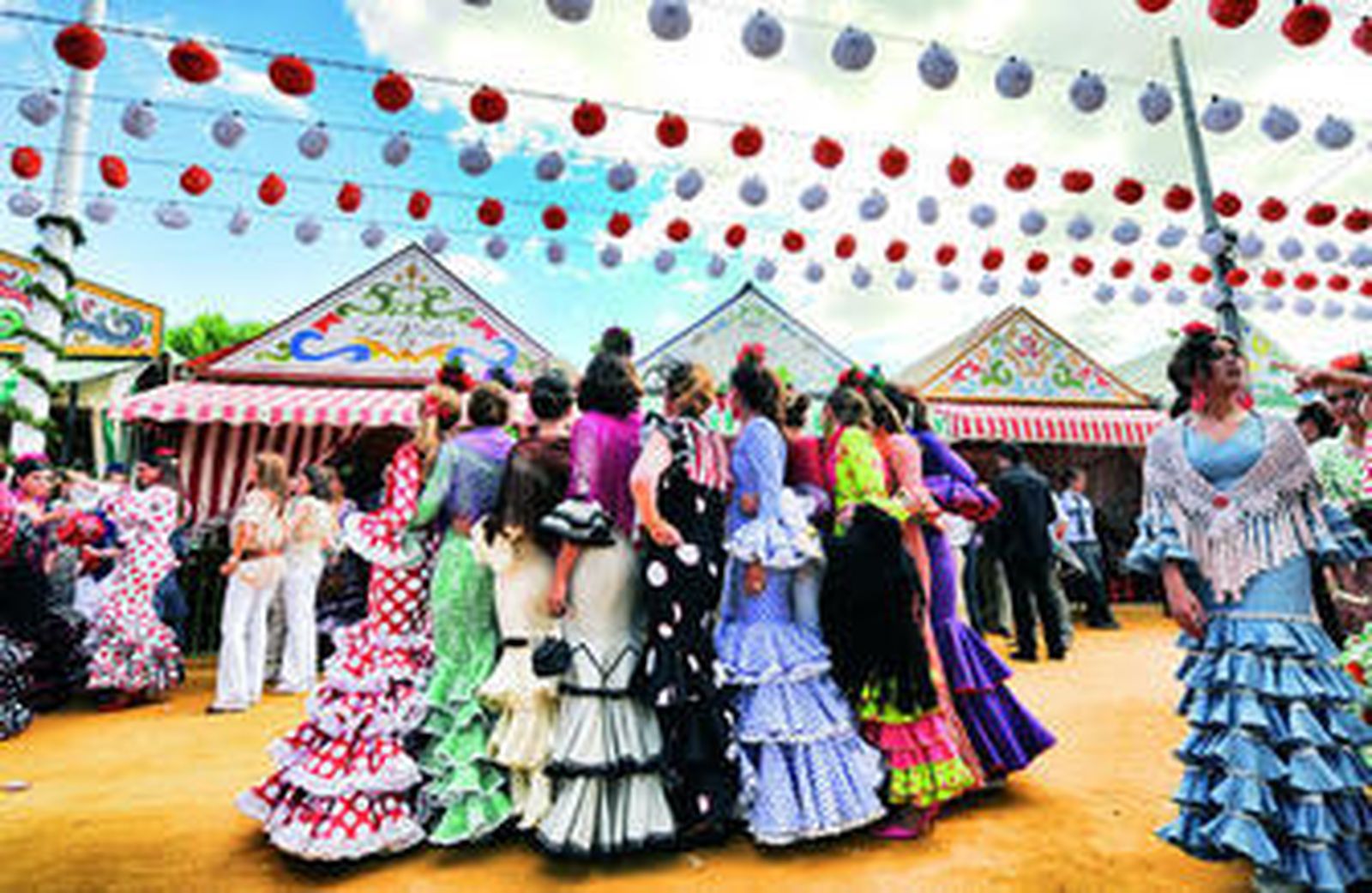 Retén de sevillanas en improvisada pasarela de trajes de gitana.