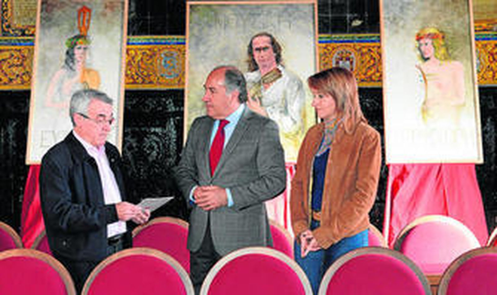 Imagen de Juan Jiménez Zahara junto al alcalde, José Ignacio Landaluce, y la concejal de Cultura, Pilar Pintor, ayer.