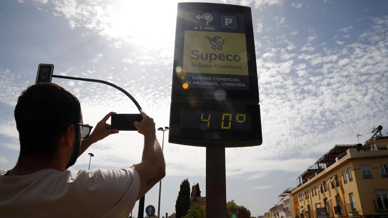 Un joven fotografía un termómetro de Córdoba que indica 40 grados hace un par de semanas.