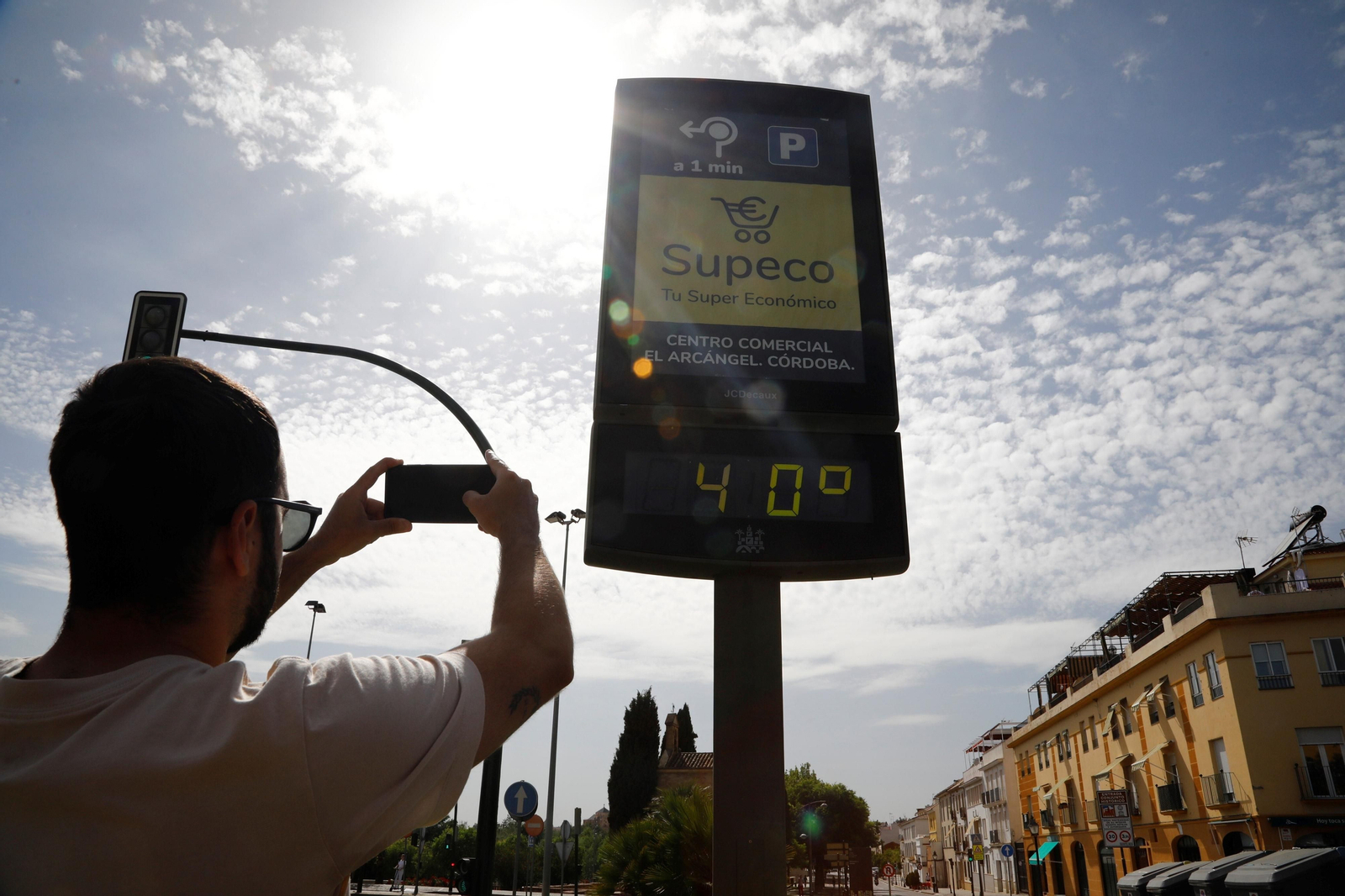 Un joven fotografía un termómetro de Córdoba que indica 40 grados en una imagen de archivo.