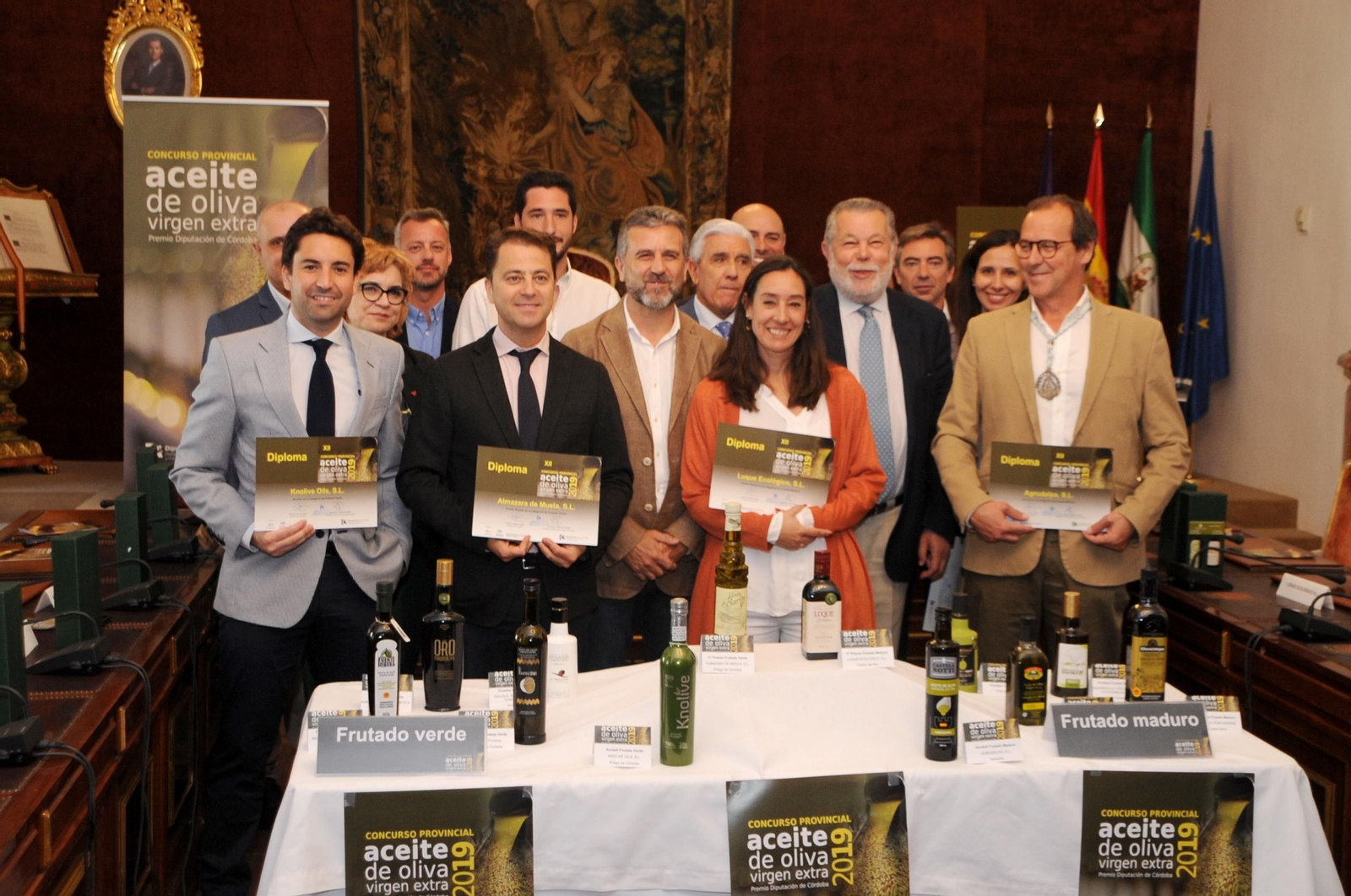 Los premiados con los representantes institucionales, en el palacio de la Merced.