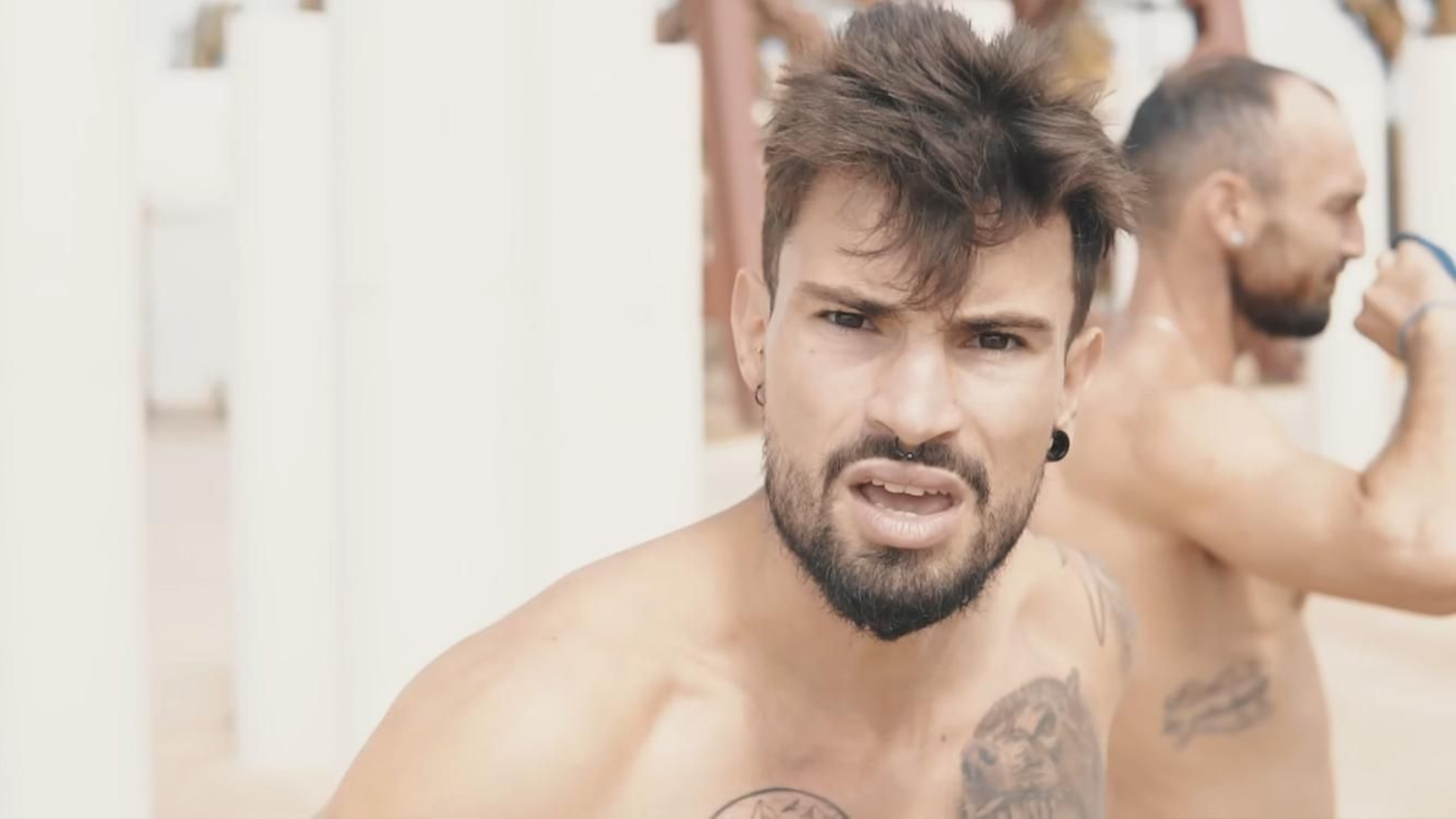 Uno de los jóvenes de La Tribu que ha pedido perdón por escalar el Cable Inglés.