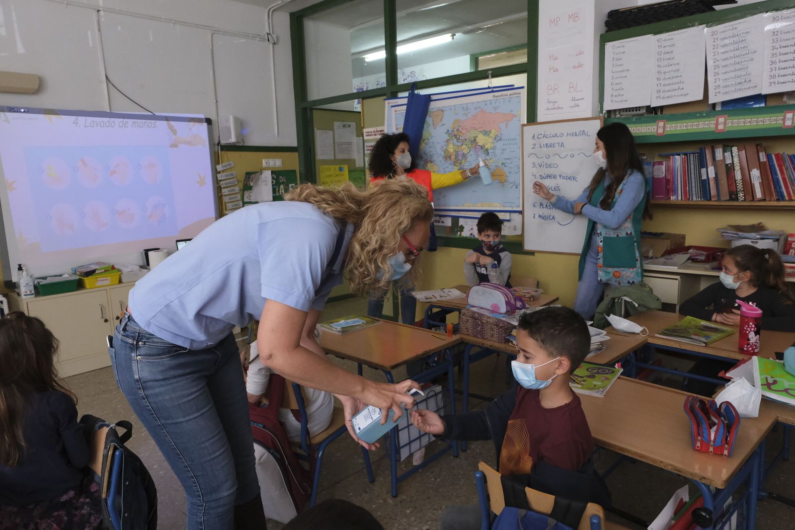 Enfermera escolar durante una charla en un centro educativo.