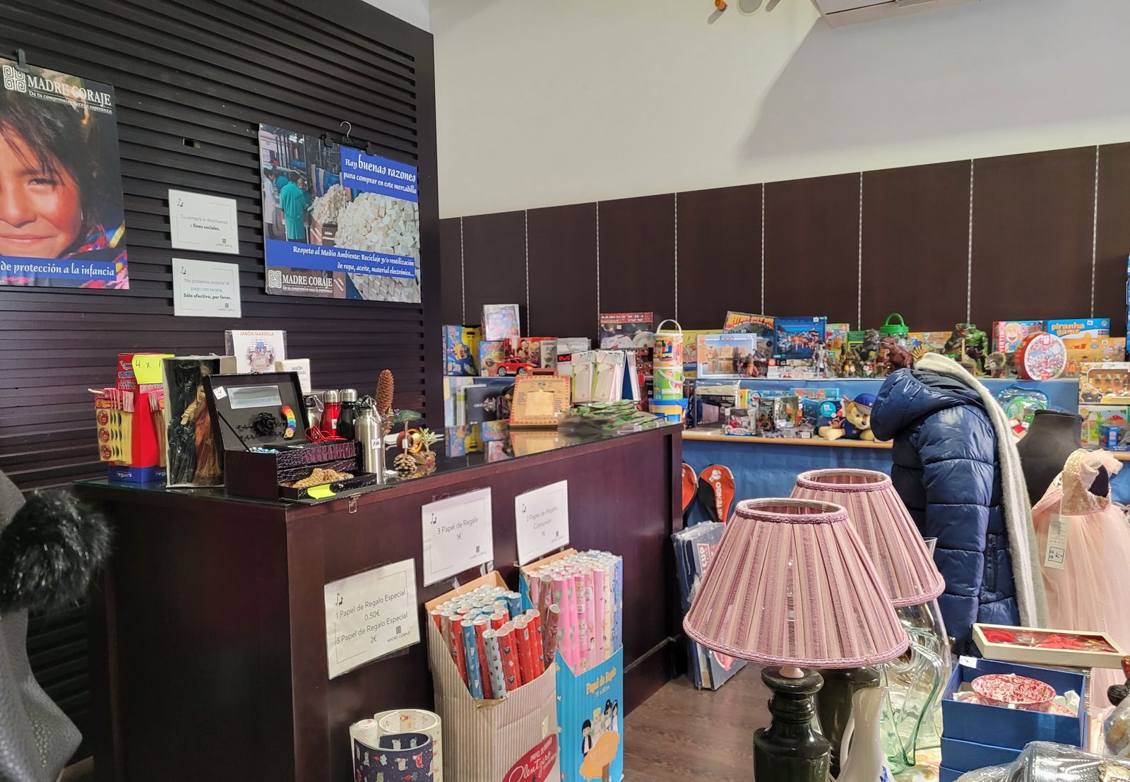 Tienda solidaria de Madre Coraje en Luz Shopping.