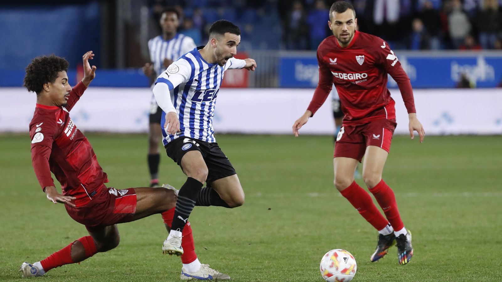 Badé y Joan Jordán acosan a Rober en un lance del partido.