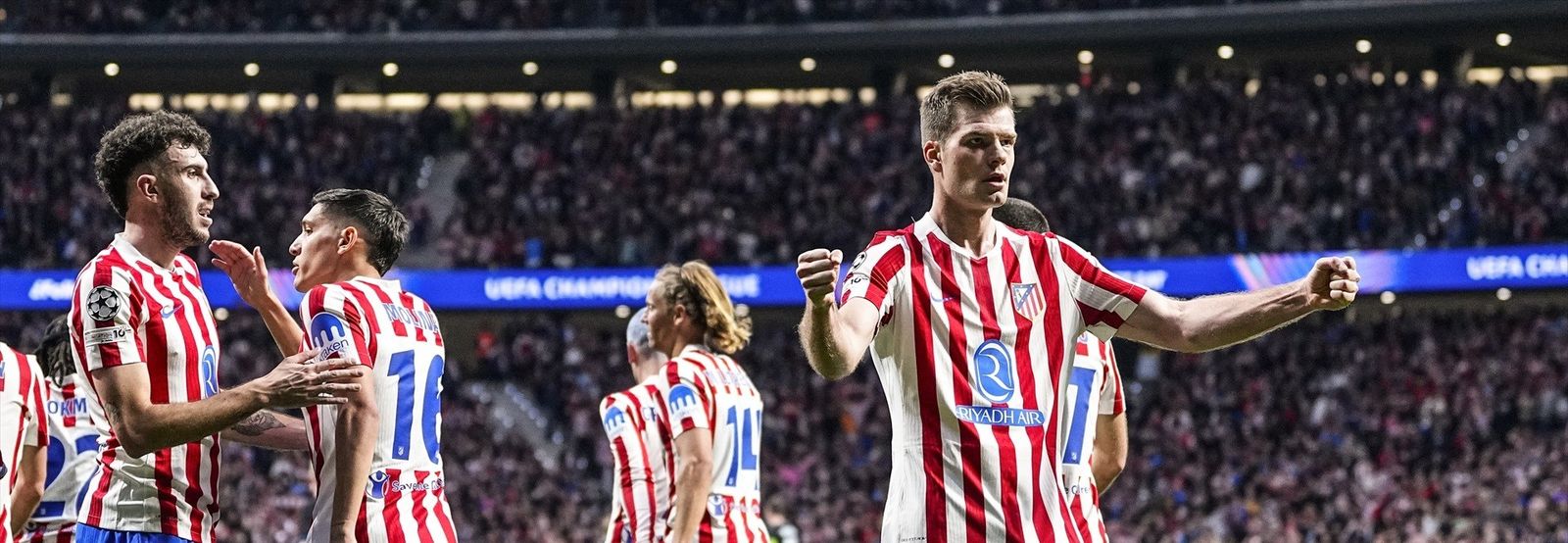 Sorloth le dedica al público en el Metropolitano uno de sus tres goles al Brujas.