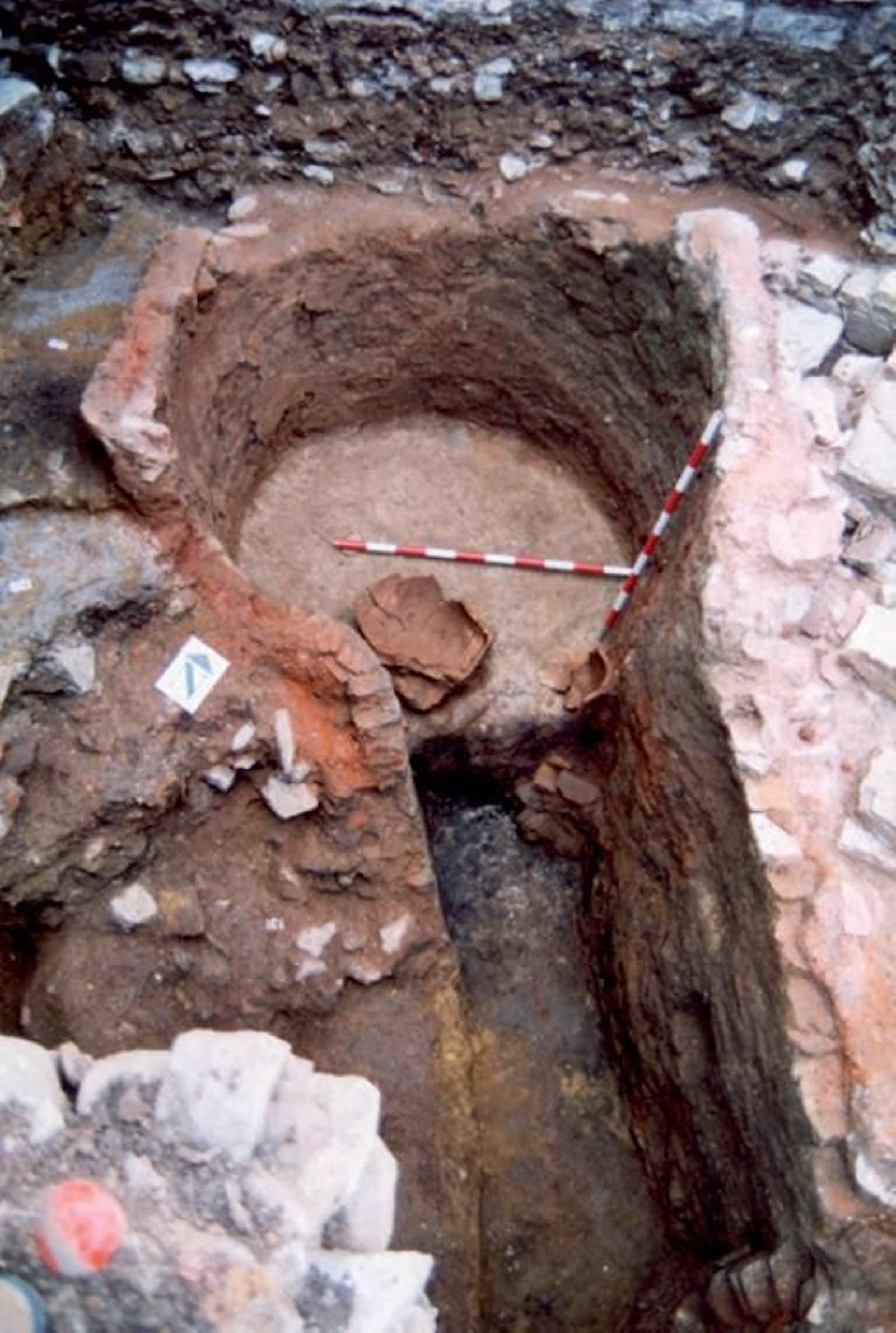 Horno alfarero del siglo XII hallado en la calle Alférez Villalta Medina de Algeciras.