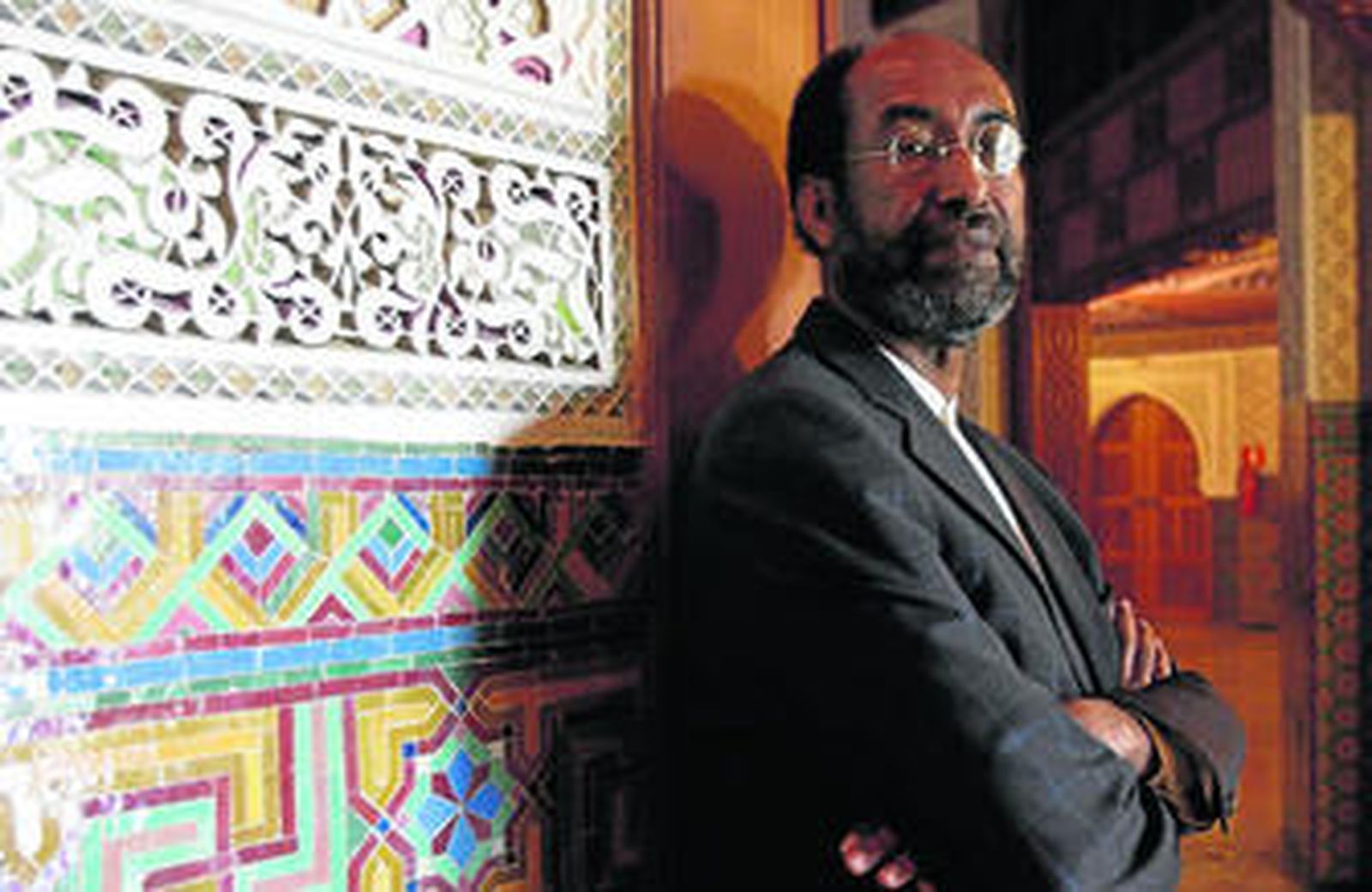 Abdi Samatar, en un momento de la entrevista en el patio de la Fundación Tres Culturas, en Sevilla.