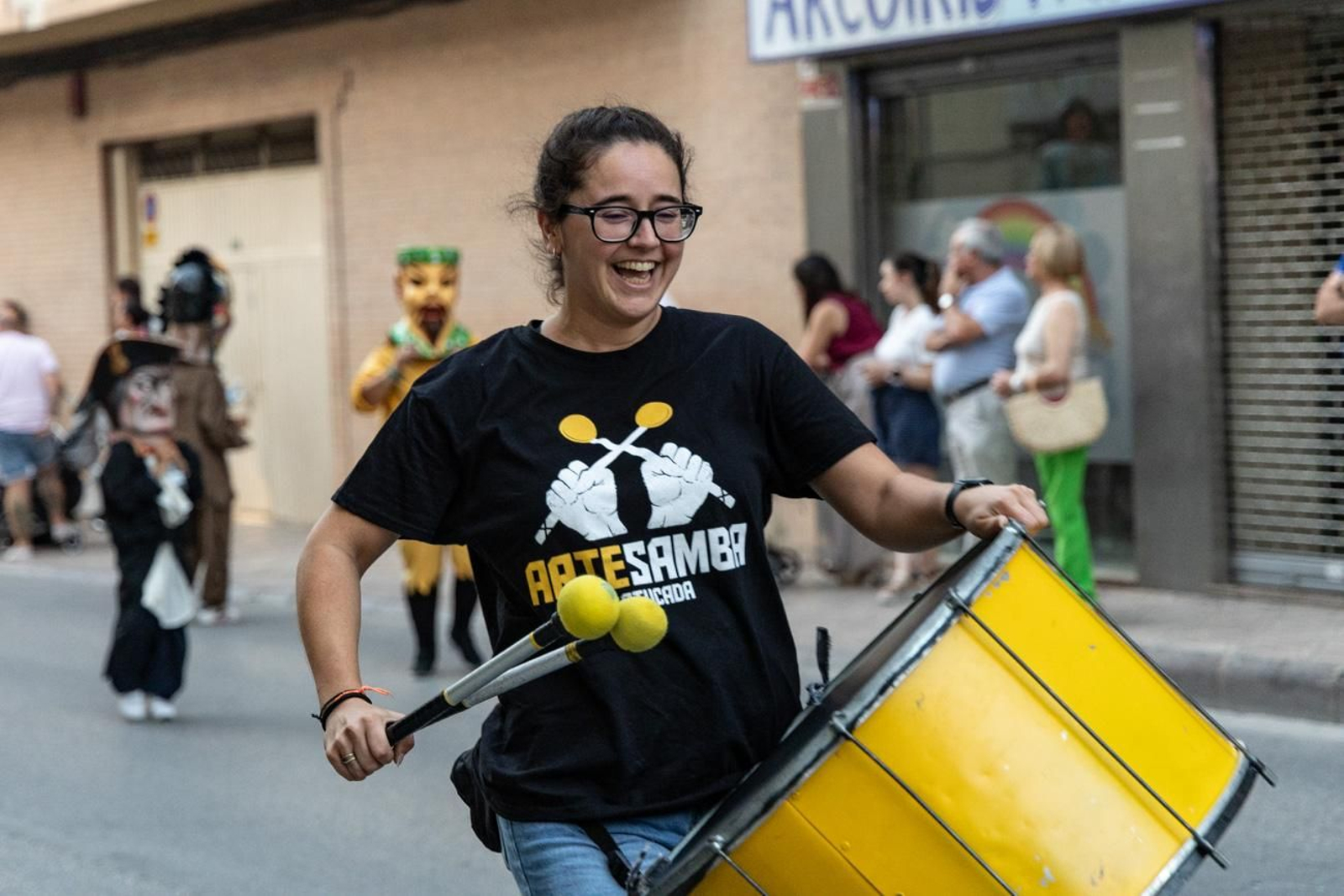 Pasacalles inaugural, fuegos artificiales e iluminación de la portada de feria y del recinto ferial de la Feria de San Bartolomé en Martos