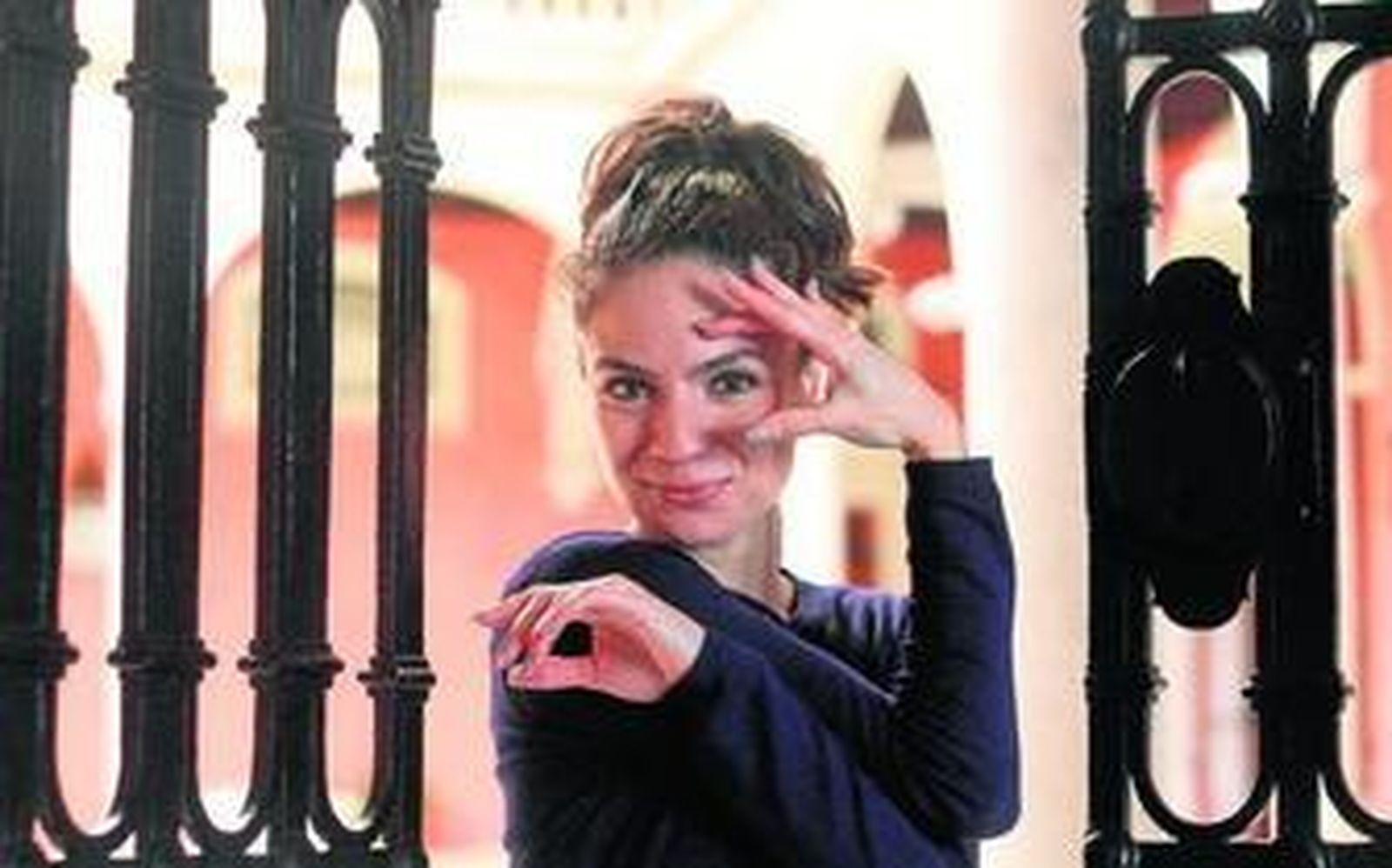 Sara Calero, en la puerta de la Fundación Cajasol, donde representa esta noche 'El mirar de la maja'.