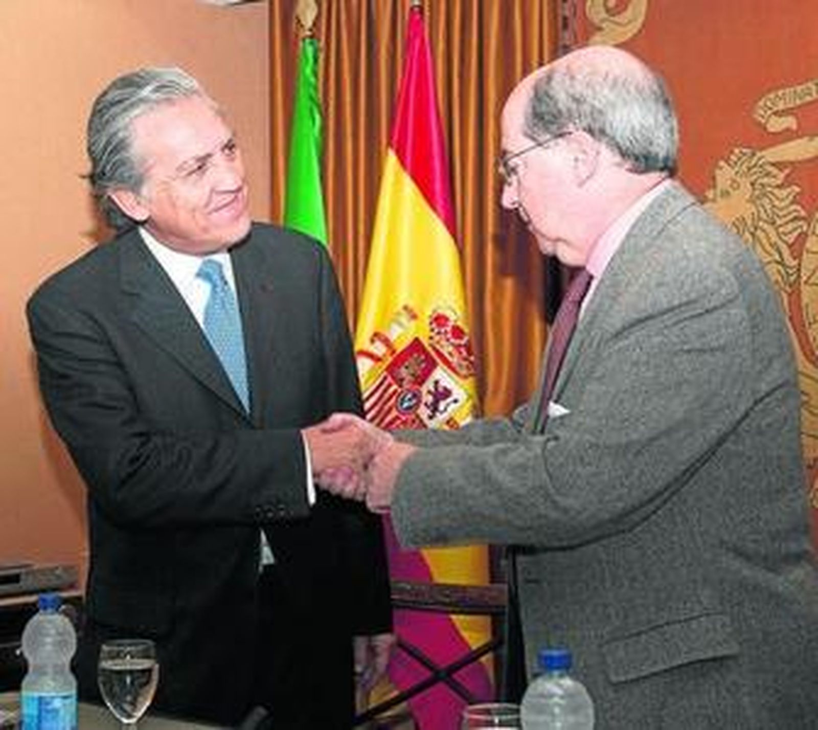 Diego López Garrido recibe el saludo del presidente del Ateneo, Ignacio Moreno, en la tarde de ayer.