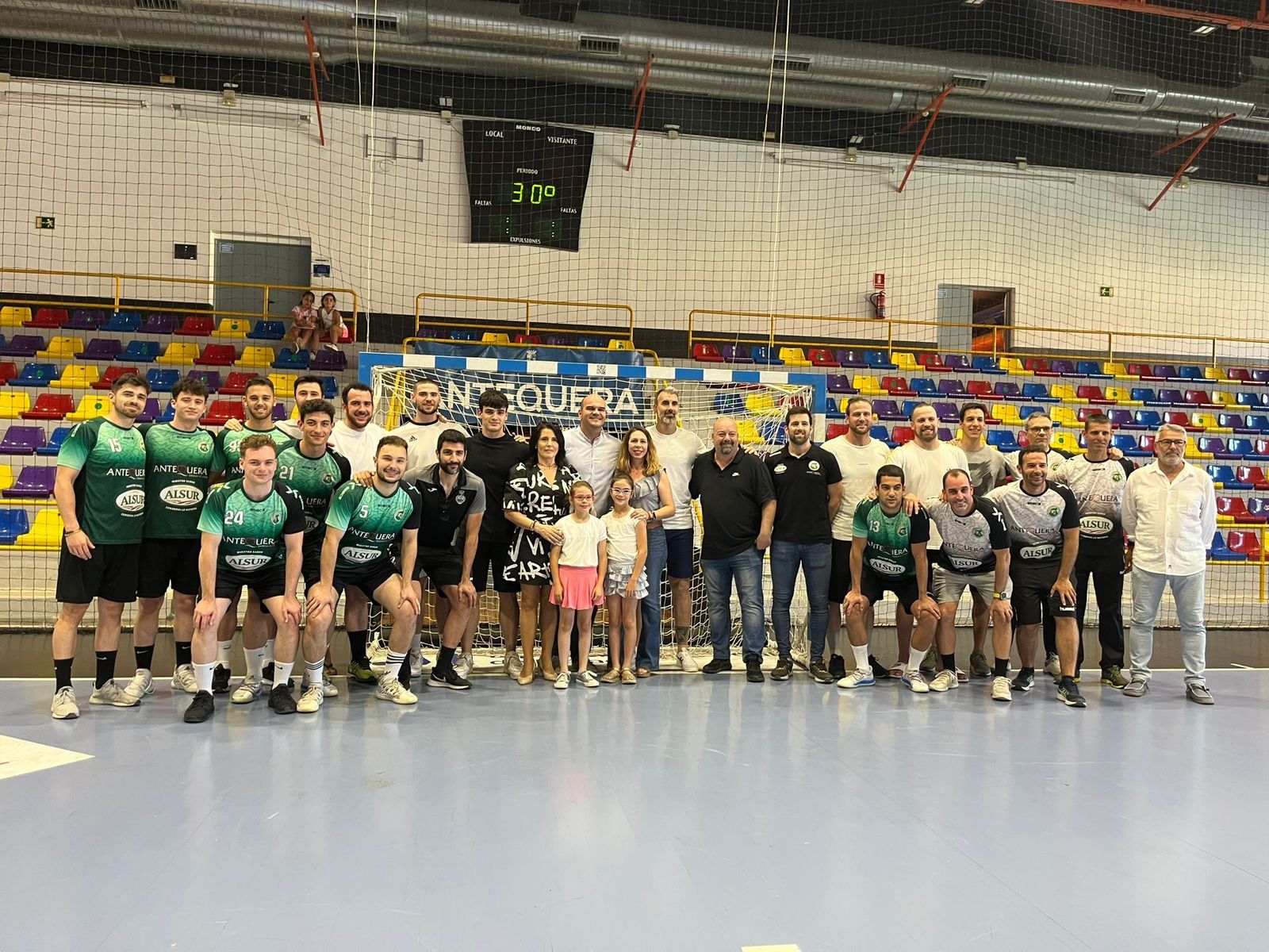 Rafa Baena, rodeado de amigos, familia y compañeros.