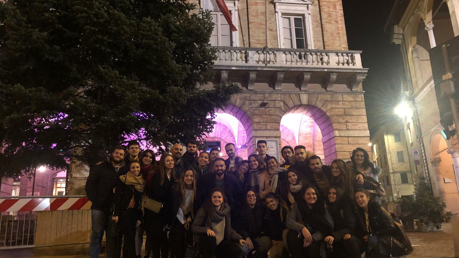 El sevillano Alfonso de Medina López junto al resto de eramus españoles en la región italiana de Macerata.