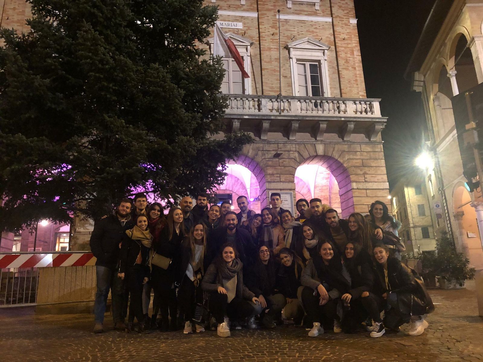 El sevillano Alfonso de Medina López junto al resto de eramus españoles en la región italiana de Macerata.