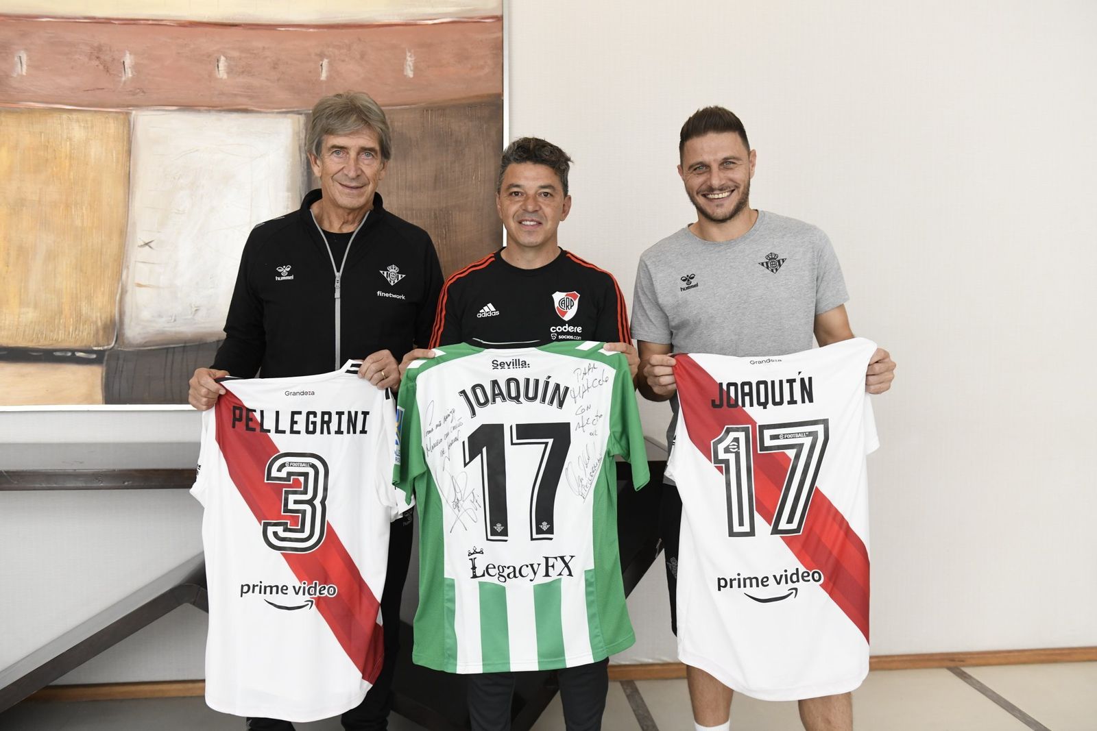 Pellegrini, Gallardo y Joaquín, con sus respectivas camisetas.