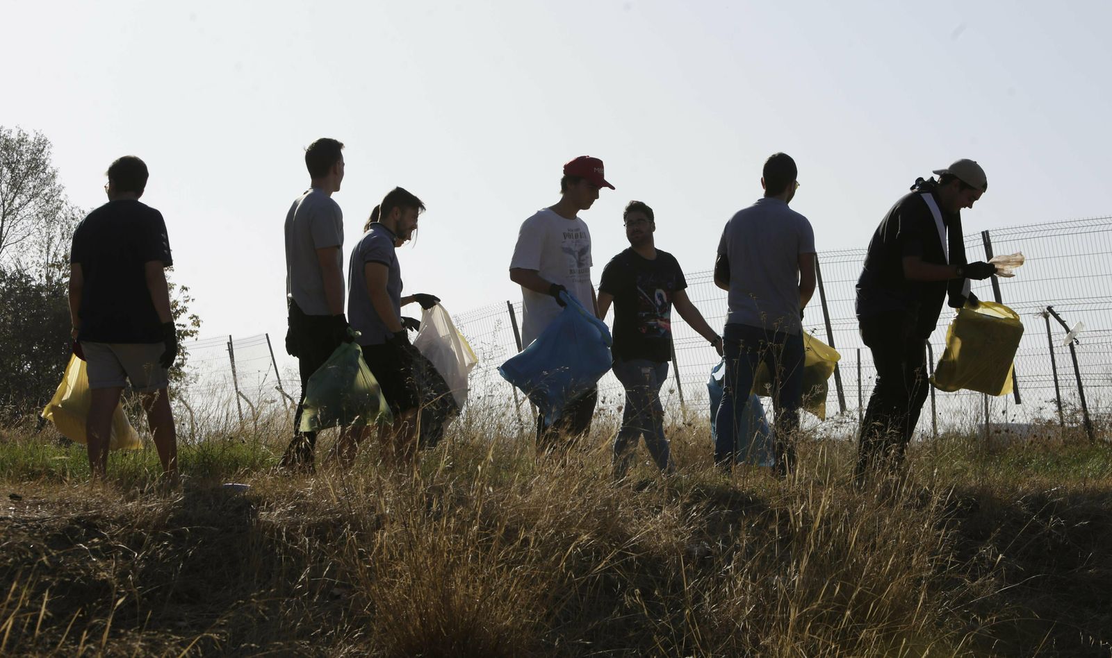 Recogida de basuras junto al río por el proyecto Mares Circulares.