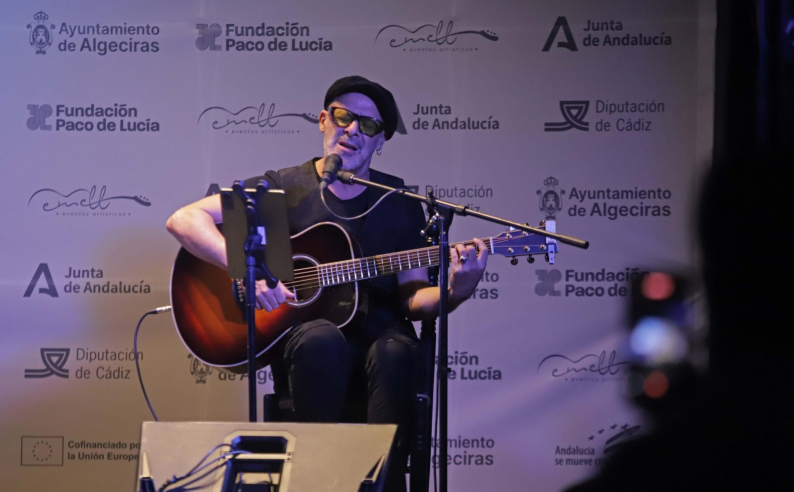 Fotos de la conferencia de Juan José Téllez  sobre los cincuenta años de la publicación del disco El Patio, del grupo Triana