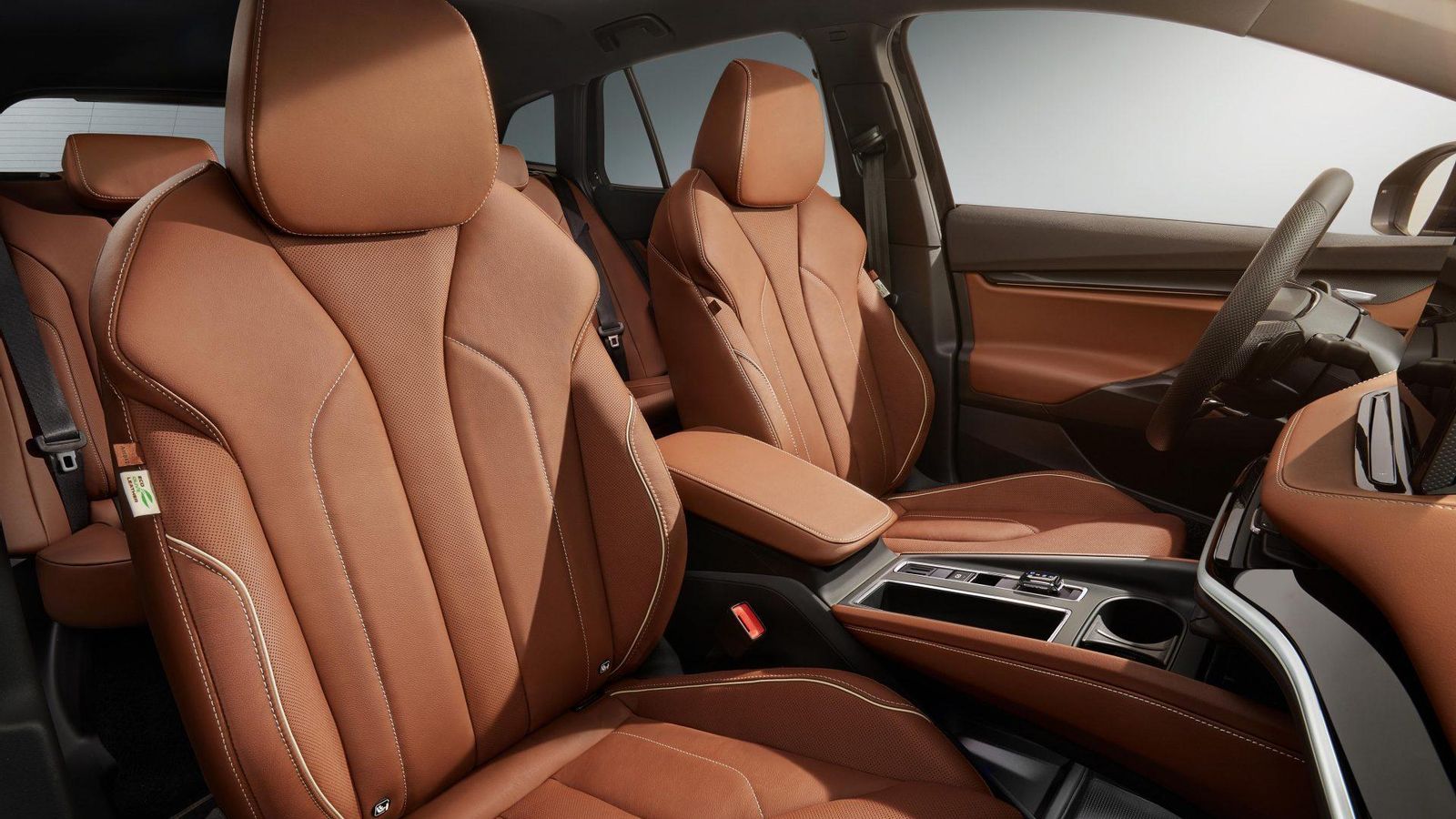 Hay dos tipos de tapizados de cuero, uno de ellos sintético para evitar alergias. El tratamiento con extracto de hojas de olivas es una curiosidad en el natural que apunta hacia la sostenibilidad de ese modelo.