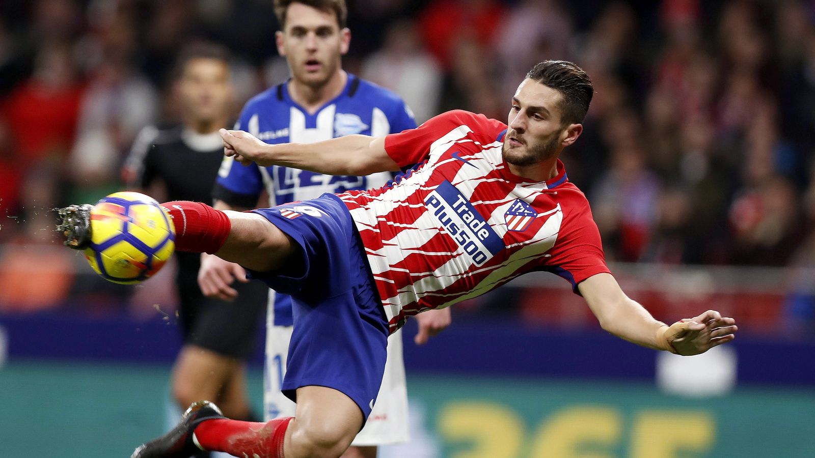 Koke engancha un remate.