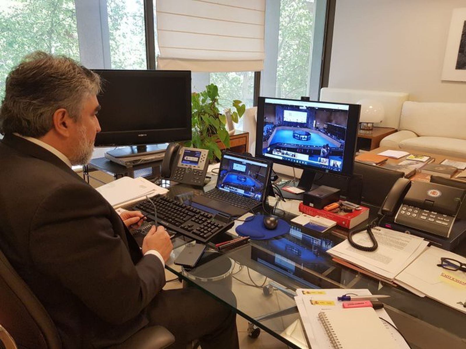 Rodríguez Uribes despachando por videoconferencia.