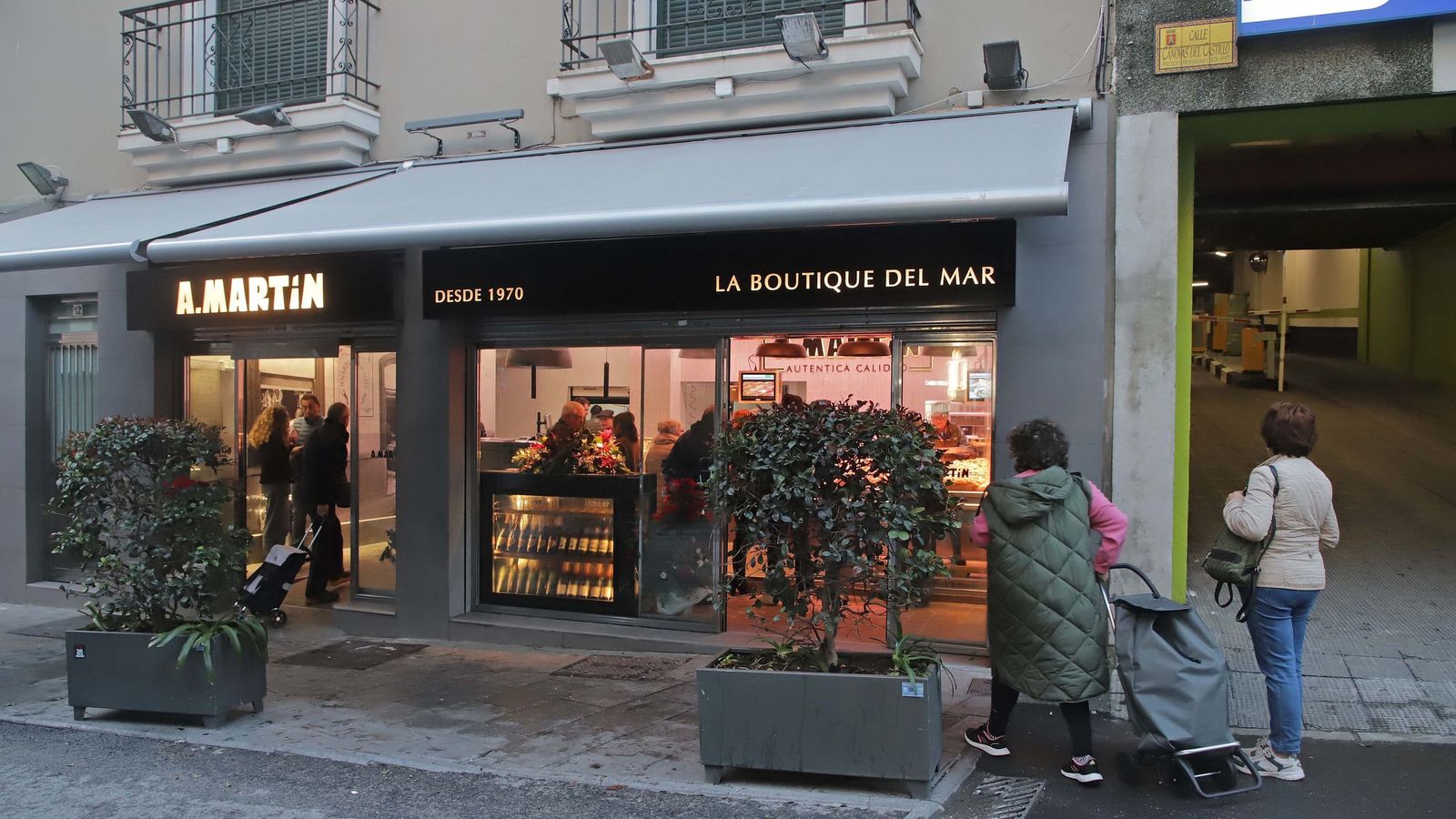 Ambiente de colmena en la pescadería Antonio Martín durante la mañana de Nochebuena, con colas y compras de última hora.