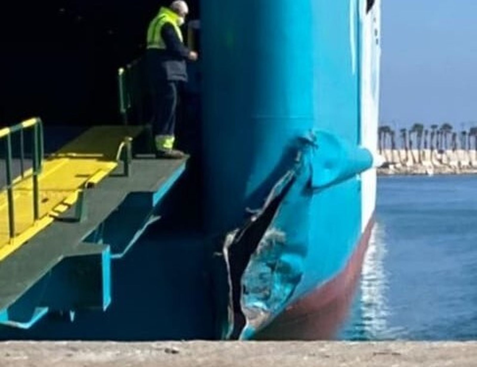 Uno de los ferris de Baleária sufre un accidente al atracar en el puerto de Málaga.