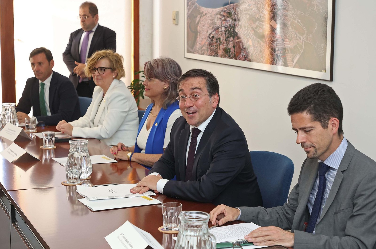 La reunión sobre el Brexit entre los alcaldes de la comarca y el ministro de Exteriores José Manuel Albares, en imágenes