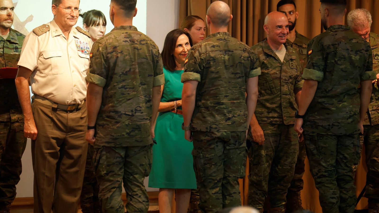 La ministra de Defensa, Margarita Robles entrega las medallas conmemorativas a la Brigada Guzmán el Bueno X por los despliegues en el Líbano y Valencia.